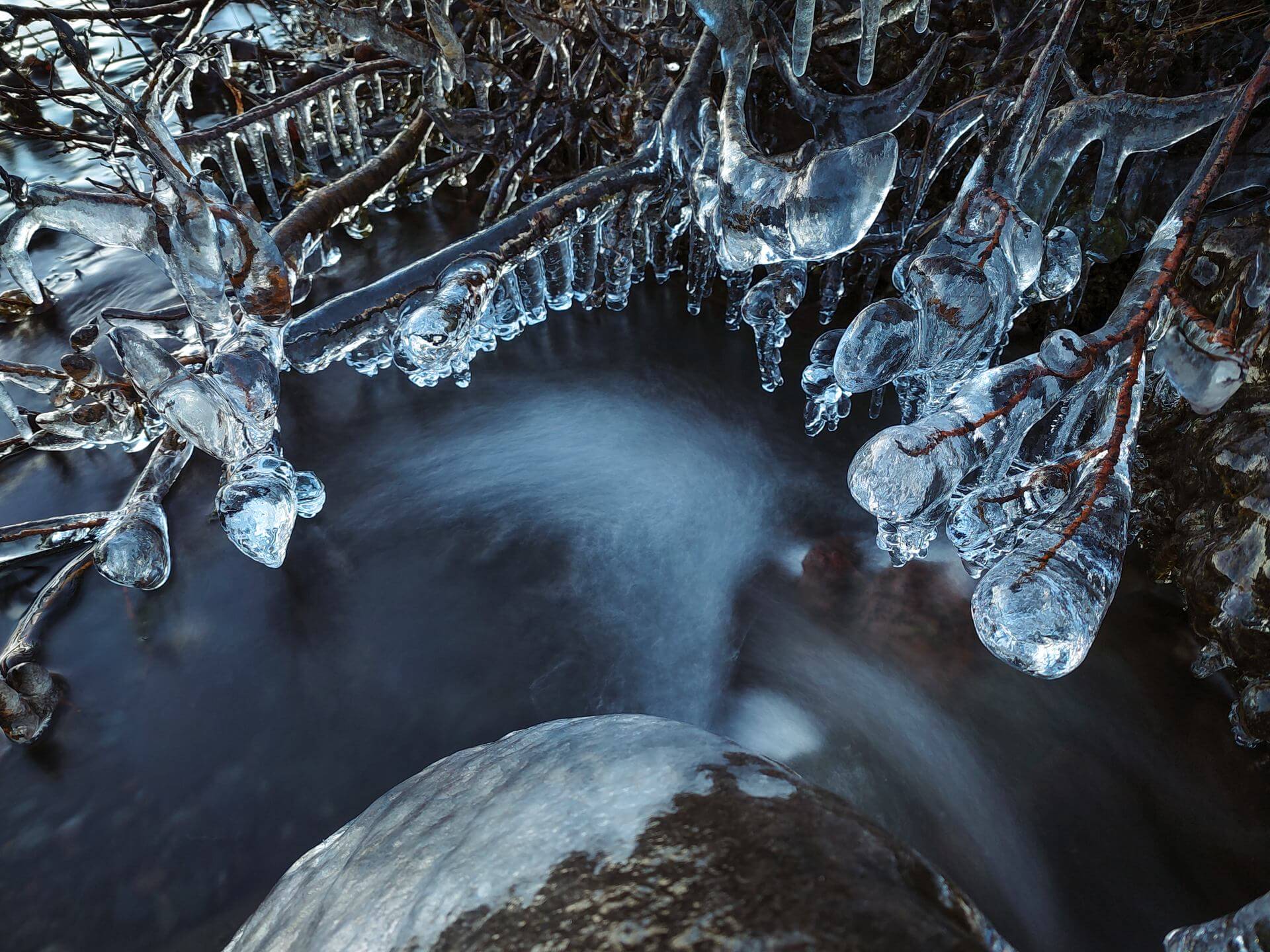 Small Frozen Creek in Iceland, captured by Jan Erik Waider