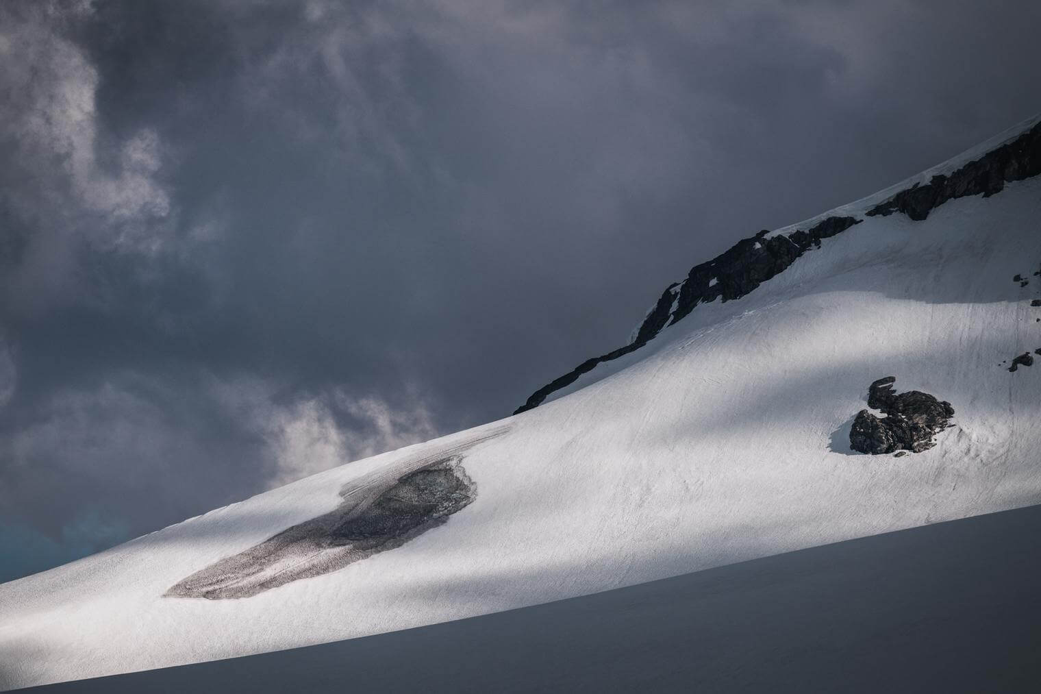 Mountain Top with Snow and Clouds (Northlandscapes Lightroom Presets)