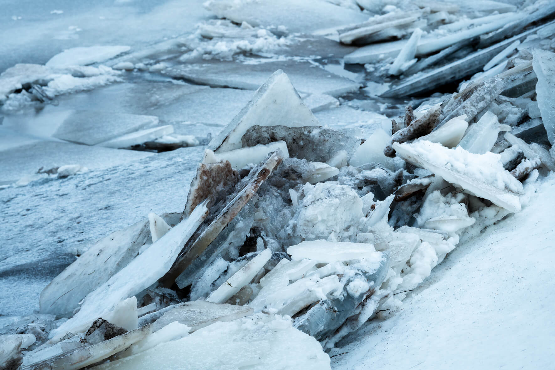 Ice floes piled on top of each other on the banks of a river in Iceland