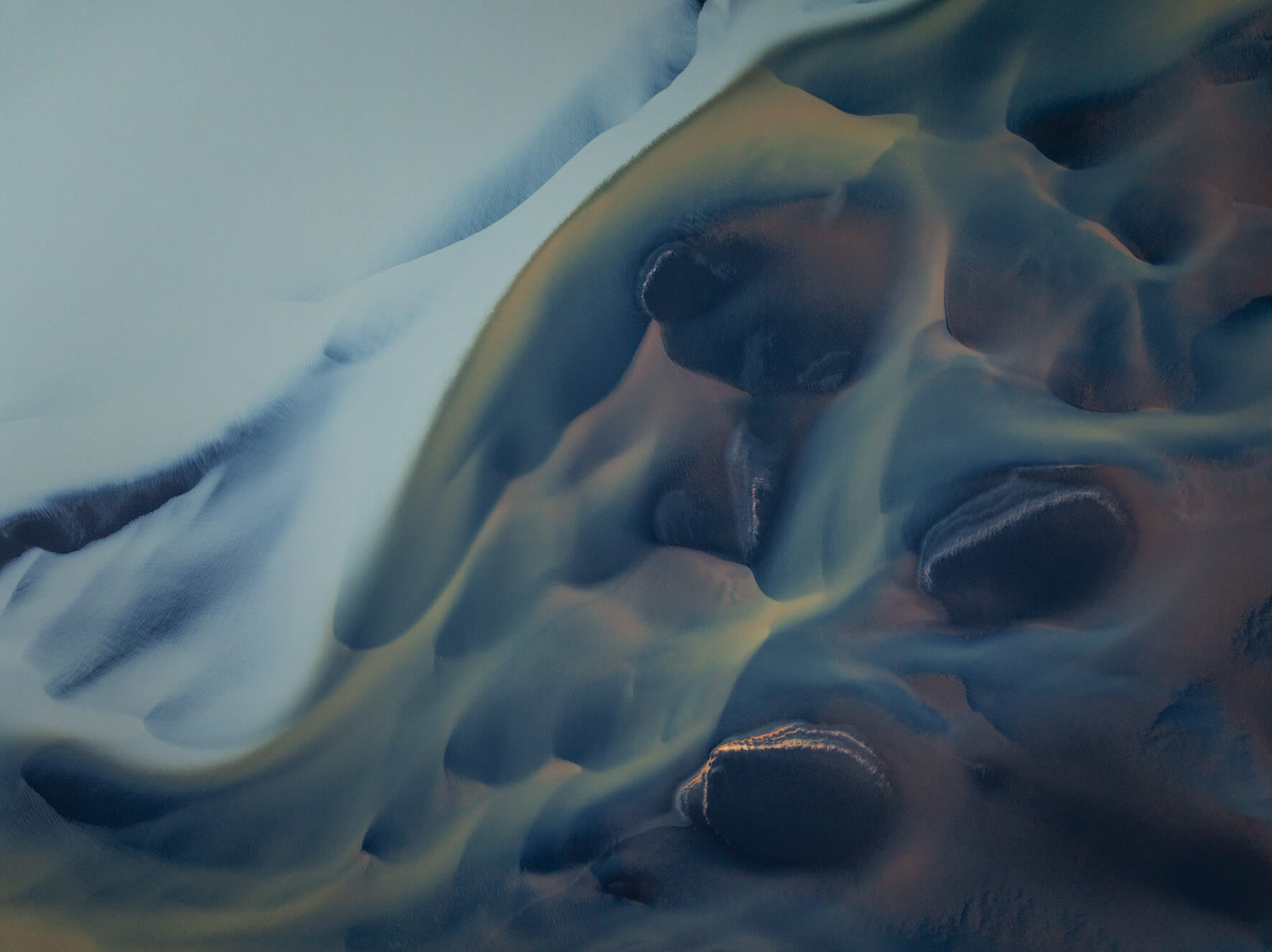 Drone shot of Iceland’s Þjórsá River delta showcasing striking sediment contrasts